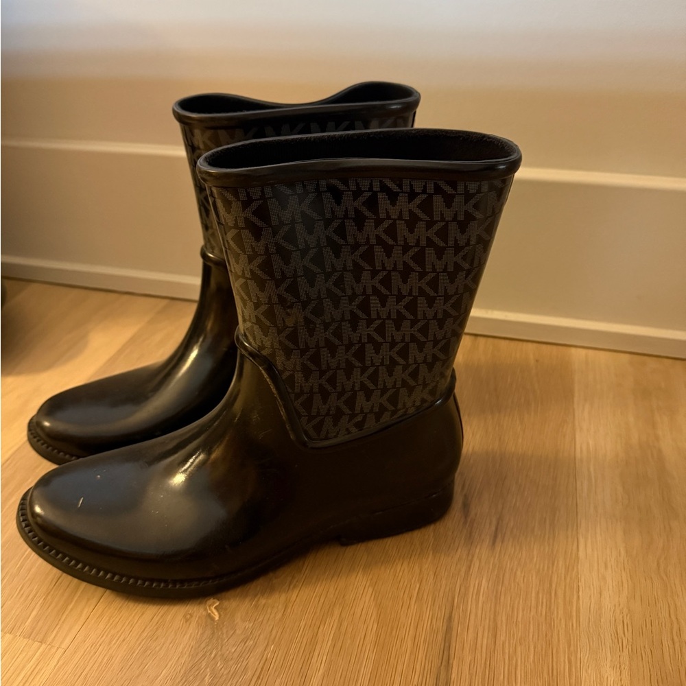 Michael Kors Black Rain Boots - Sutter Logo Rubber Rain Boot size 8